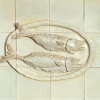 Angelique Homberg: Visbord, keramiek, 43 x 57 x 4 cm. 550 euro