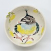 Barbara Guldenaar: Kuifkanarie (2023) (onder)glazuur op aardewerk, Ø16 x 6 cm. 110 euro