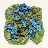 Gerrie Lulof: Vergeet-me-nietjes (2026), aardewerk, 16 x 15 x 2 cm. 100 euro