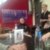 Van Facebook geplukt: Herman den Blijker voor een bliksembezoek aan visrestaurant 't Pakhuus in Oudeschild. Op de achtergrond twee werken van Gertjan Scholte-Albers (verzorgd door Galerie Posthuys)