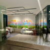 Maurice Christo van Meijel: Groei (2026), wandschildering en papierstructuren, circa 150 x 520 cm. Eerste versie (maart 2026) in restaurant Bij Jef, Den Hoorn, Texel.