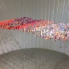 Marian Smit en Maurice Christo van Meijel: Bijen (2019) installatie van bedrukt papier en zijdedraad, 240 x 100 x 140 cm.