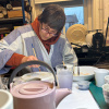 Barbara Guldenaar aan het werk voor de expositie OOGSTTIJD
