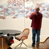 Maurice Christo van Meijel aan het werk Bij Jef; muurschildering haring (2022)