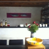 4e Haringnegendaagse (2013) in visrestaurant 't Pakhuus. Met  op de voorgrond een sculptuur van Marianne van Heeswijk en Maurice Christo van Meijel en op de wand doeken van Gertjan Scholte-Albers.