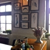 4e Haringnegendaagse (2013) in visrestaurant 't Pakhuus. Met  op de voorgrond een sculptuur van Marianne van Heeswijk en Maurice Christo van Meijel en op de wand doeken van Gertjan Scholte-Albers.