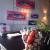 4e Haringnegendaagse (2013) in visrestaurant 't Pakhuus. Met  op de voorgrond een sculptuur van Marianne van Heeswijk en Maurice Christo van Meijel en op de wand doeken van Gertjan Scholte-Albers.