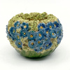Gerrie Lulof: Vergeet-me-nietjes (2026), aardewerk, 8 x 12 x 12 cm. 125 euro