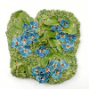 Gerrie Lulof: Vergeet-me-nietjes (2026), aardewerk, 16 x 15 x 2 cm. 100 euro