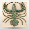 Angelique Homberg: Kreeft (2026), keramiek, 21 x 21 x 4 cm. 225 euro