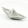 Jacqueline Tijssen: Vouwbootje, porselein, 8 x 17 x 10 cm. 50 euro