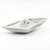 Jacqueline Tijssen: Vouwbootje, porselein, 8 x 17 x 10 cm. 50 euro