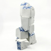Jacqueline Tijssen: Flatgebouw, porselein, 21 x 13 x 11 cm. 300 euro