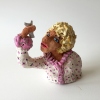 Jeannet Klement: Vrouw met roze bloes, rood aardewerk, engobes, glazuur, 11 x 11 x 5 cm. 100 euro
