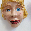 Jeannet Klement: Wandportretje (2022), aardewerk, 10 x 10 x 3 cm. 75 euro