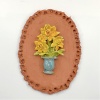 Jeannet Klement: Narcissen in blauwe vaas (2024) aardewerk, 20 x 15 x 2 cm. 150 euro