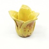 Jolet Leenhouts: Gele tulp H (2024), aardewerk, ca 7 cm. 35 euro