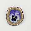 Marianne Aulman: Broche viooltje, mixed media, 7 x 5 cm. 35 euro