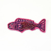 Marianne Aulman: Broche vis, mixed media, 4 x 8,5 cm. 35 euro
