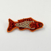 Marianne Aulman: Broche vis, mixed media, 4 x 8,5 cm. 35 euro