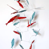Maurice Christo van Meijel: Turquoise-oranje schooltje (2026) papier, drukinkt en draad, circa 30 x 15 x 10 cm. 150 euro