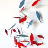 Maurice Christo van Meijel: Blauw-rode schooltje (2026) papier, drukinkt en draad, circa 30 x 15 x 10 cm. 150 euro
