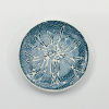 Maurice Christo van Meijel: Bloem (2026), (onder)glazuur op aardewerk, Ø10 cm. 45 euro