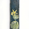 Wendy Limburg: In de zee (2025), aardewerk op hout, 38 x 10 cm. 65 euro