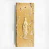 Wendy Limburg: Maria met licht (2025), aardewerk op hout, 38 x 16 cm. 80 euro