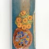 Wendy Limburg: Bloemen in vaas (2025), aardewerk, 37 x 15 cm. 65 euro