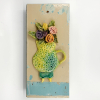 Wendy Limburg: Bloemen in vaas (2025), aardewerk op hout, 31 x 15 cm. 65 euro