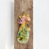 Wendy Limburg: Bloemen (2025), aardewerk op hout, 41 x 14 cm. 65 euro