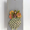 Wendy Limburg: Bloemen (2025), aardewerk op hout, 33 x 14 cm. 65 euro