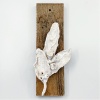 Wendy Limburg: Blad op hout (2023) aardewerk, 25 x 11 x 5 cm. 35 euro